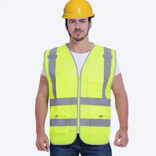Operaio edile con attrezzatura di sicurezza.