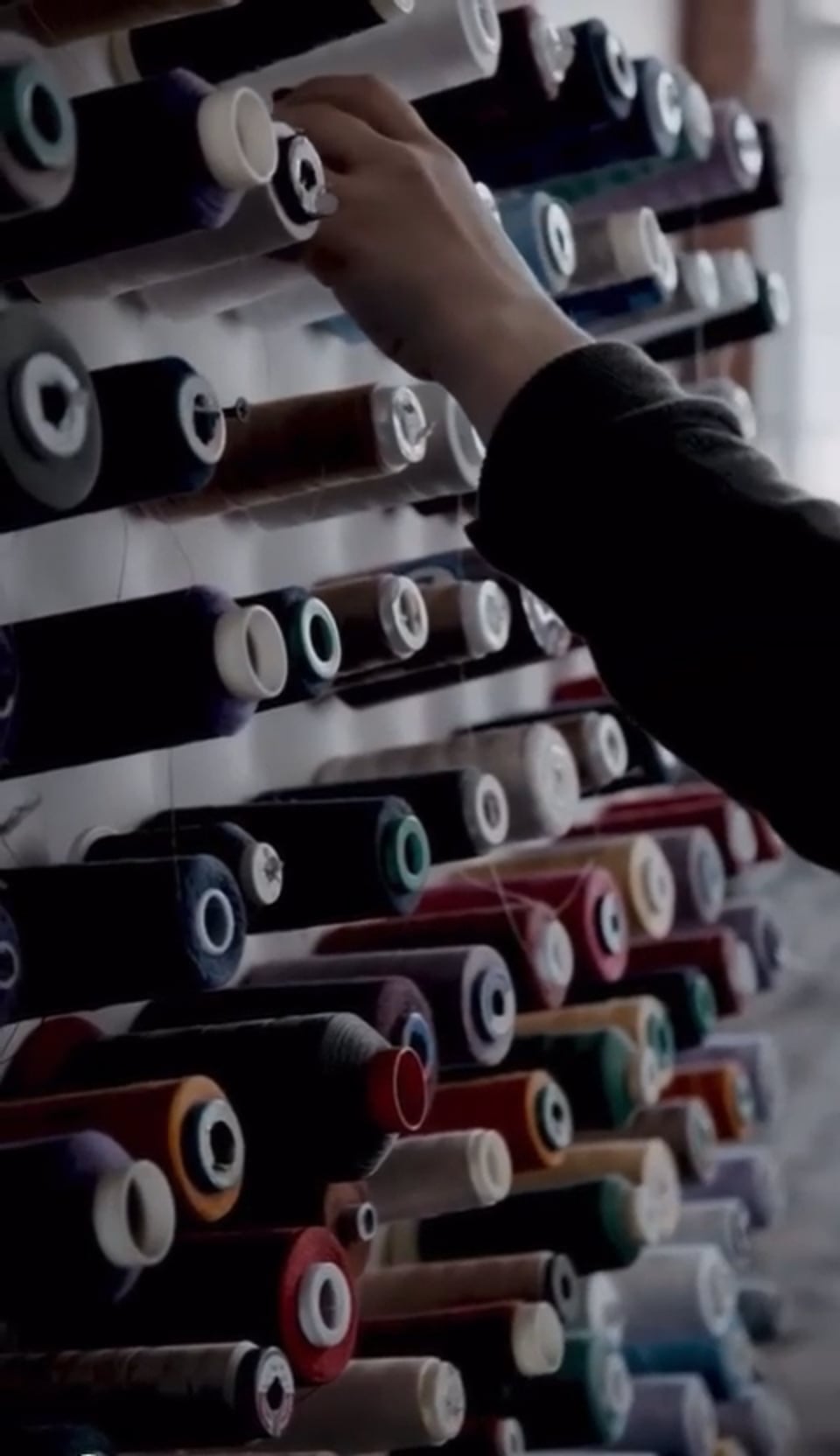 Fili per ricamo nel laboratorio Neto Designs