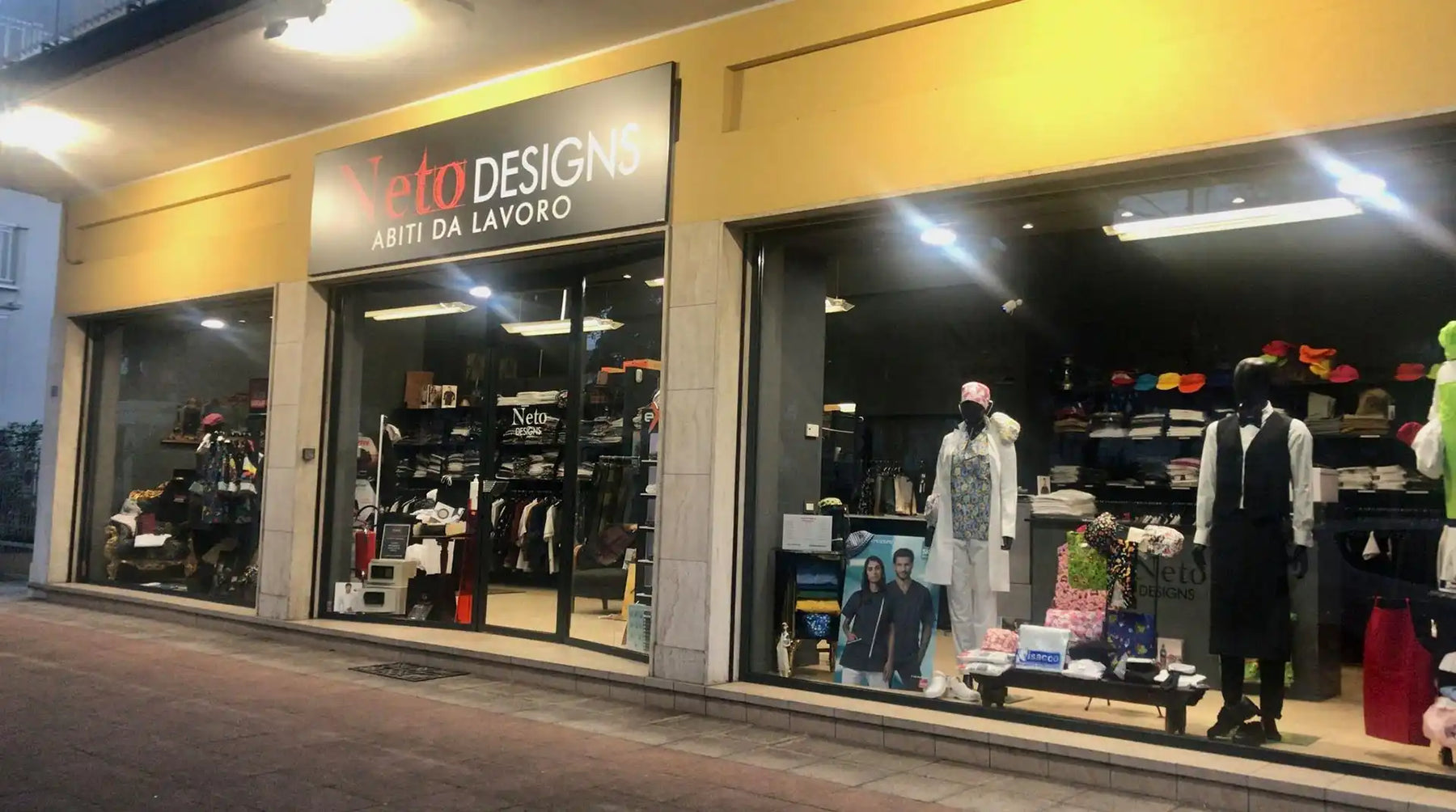 Facciata del negozio di abbigliamento.