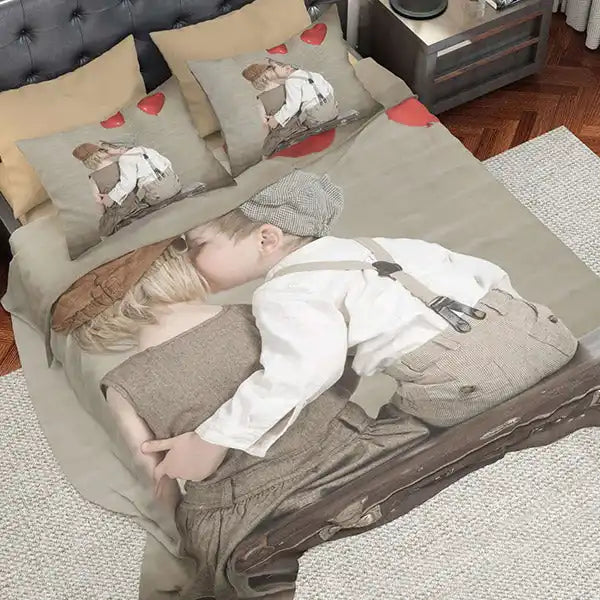 Set di biancheria da letto con disegno di coppia che si bacia.