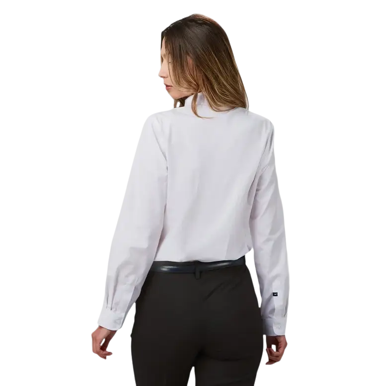 Donna in camicia bianca e pantaloni neri.
