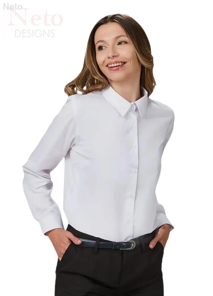 Donna in camicia bianca manica lunga