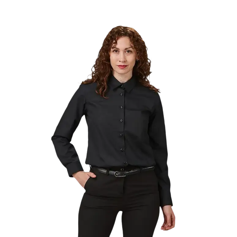 Donna in camicia e pantaloni neri.