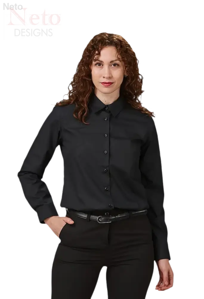 Donna in camicia nera manica lunga button-down