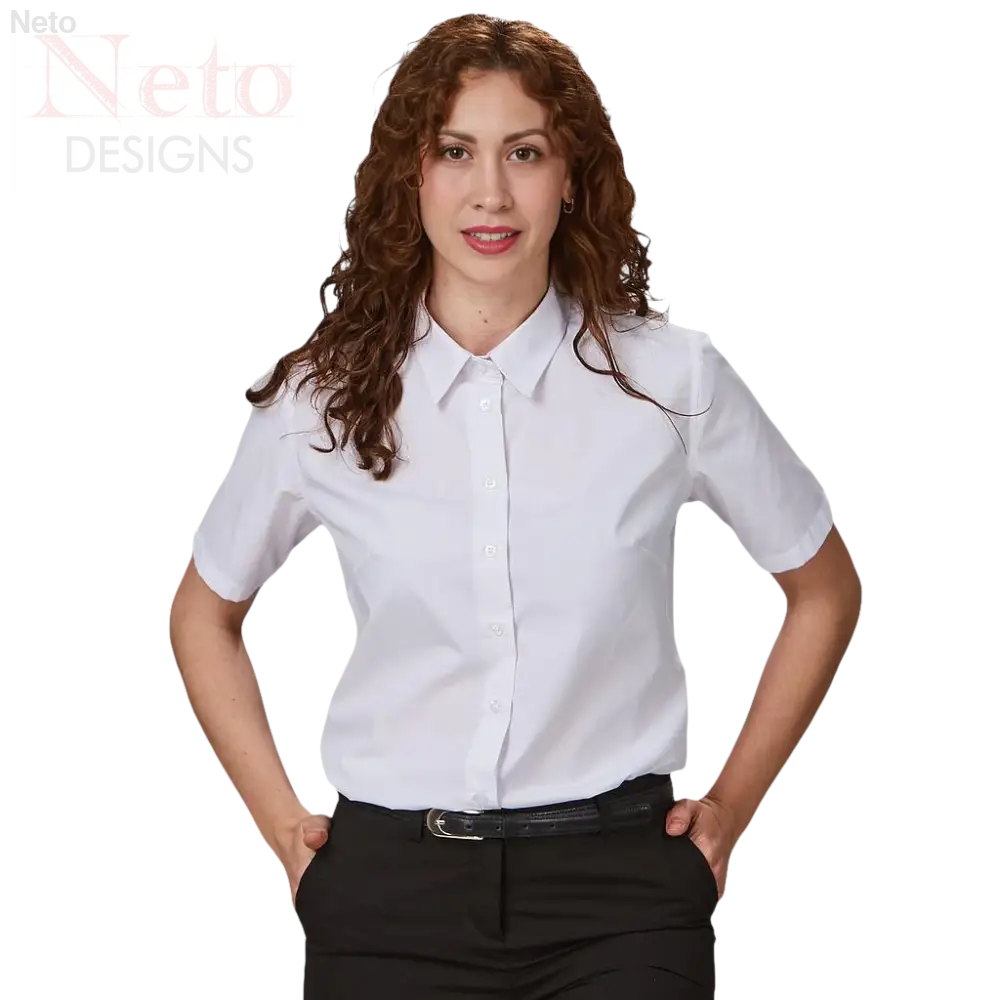Camicia donna manica corta con donna in camicia bianca button-down