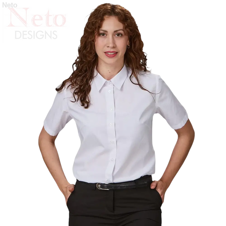 Camicia donna manica corta con donna in camicia bianca button-down