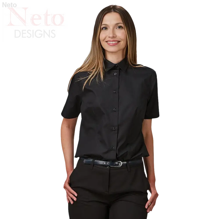 Camicia donna manica corta con donna in maglia nera a maniche corte e pantaloni