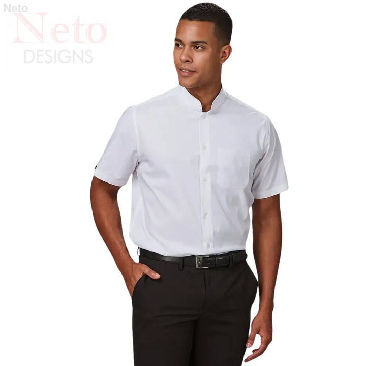 Uomo in camicia alla coreana manica corta bianca