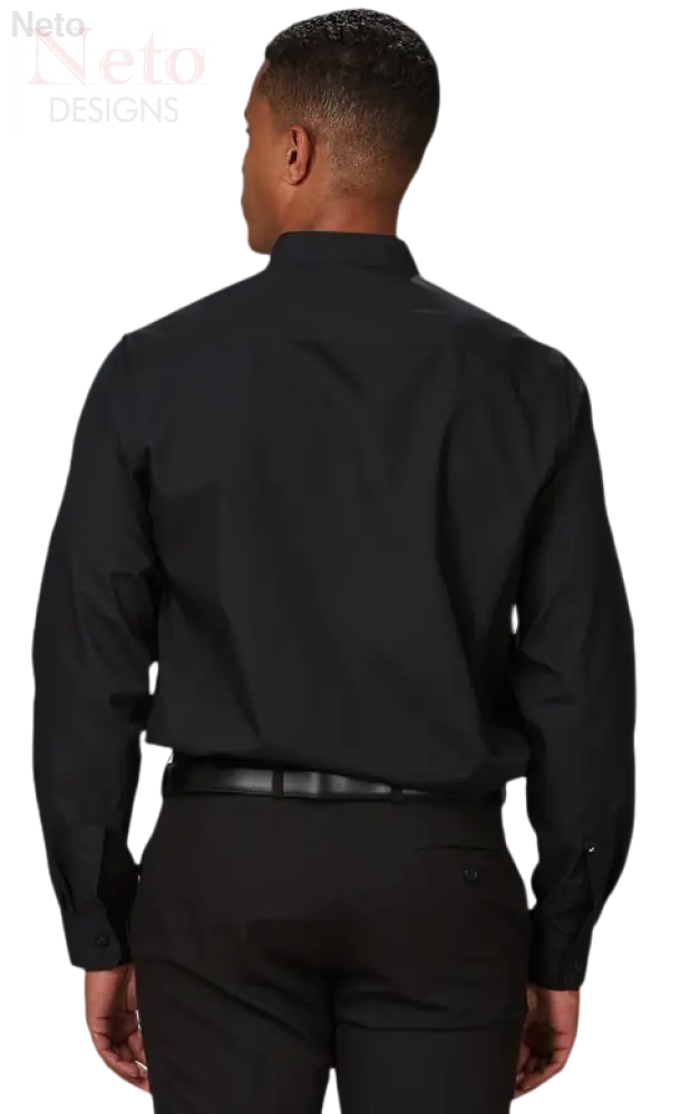 Uomo in camicia coreana lunga manica nera