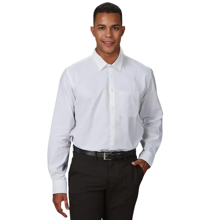 Uomo in camicia bianca e pantaloni neri.