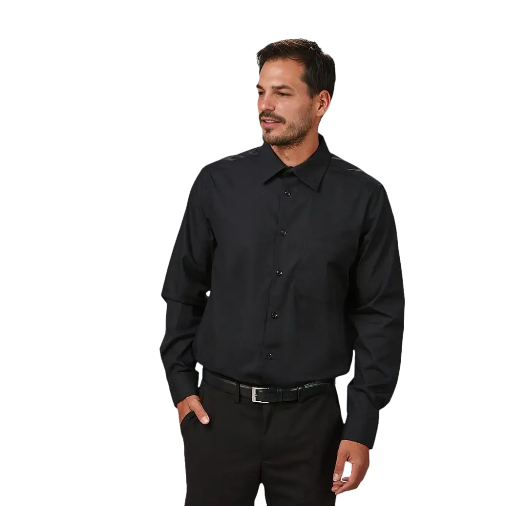 Camicia nera a maniche lunghe.