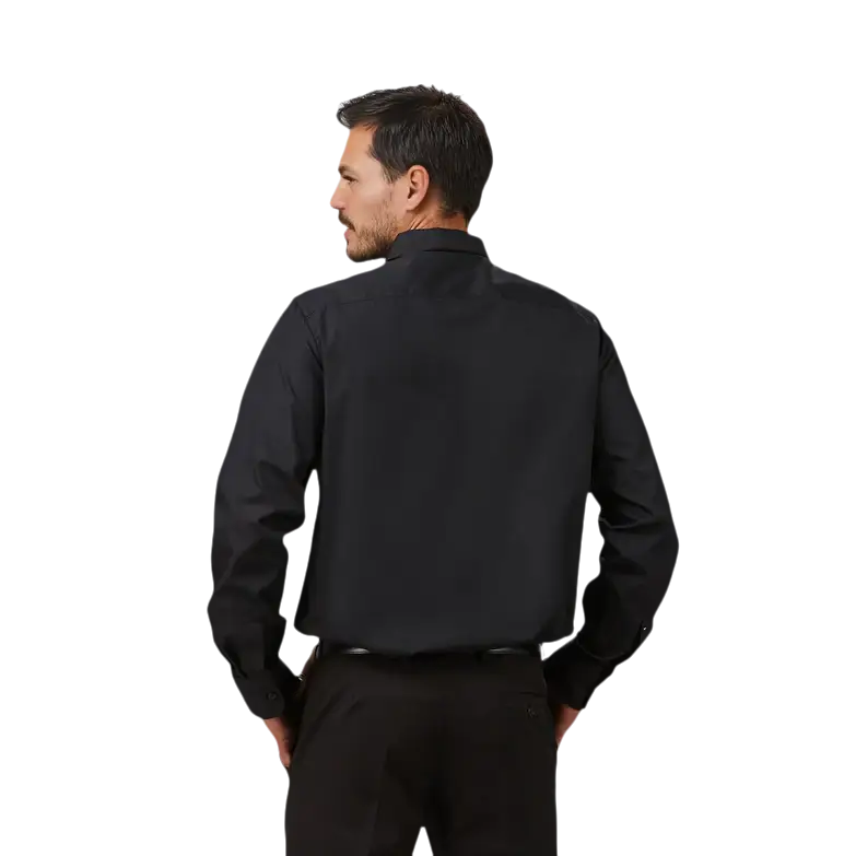 Camicia nera a maniche lunghe.