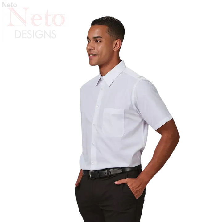 Uomo in camicia bianca maniche corte e pantaloni neri