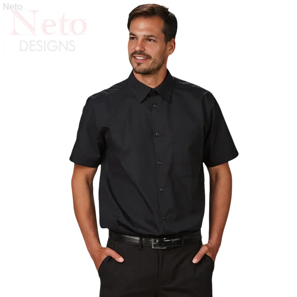 Uomo in camicia nera a maniche corte