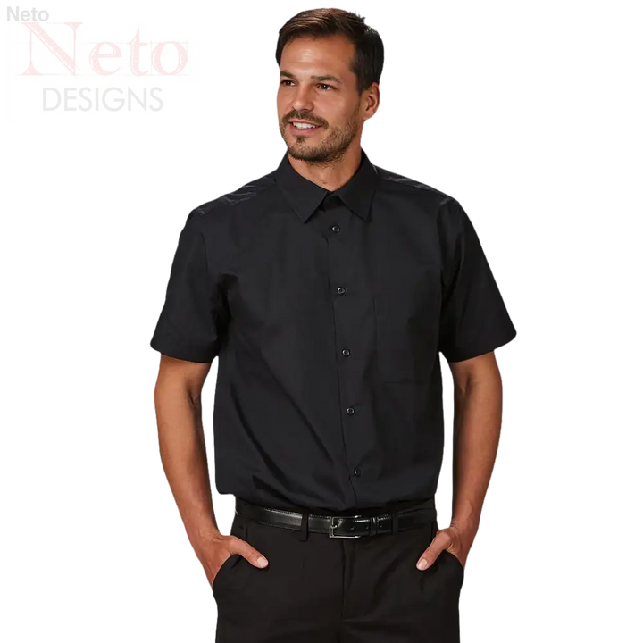Uomo in camicia nera a maniche corte