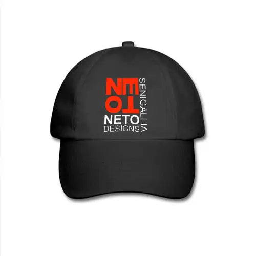 Cappellino da baseball nero con design del logo rosso e bianco.