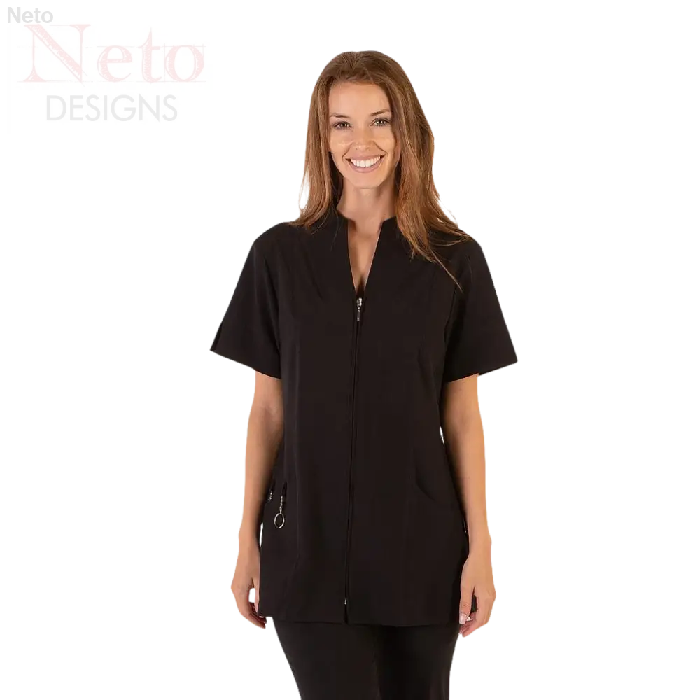 CasAlt text: Casacca donna con zip nera, spacchi laterali e moderno collo._