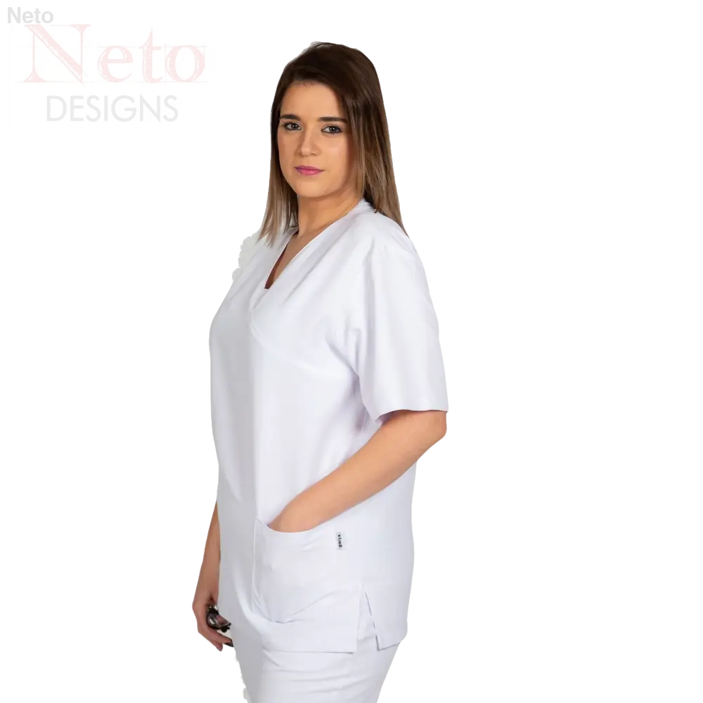Casacca unisex microfibra: donna in scrub bianco per distinguersi nell’ambiente sanitario