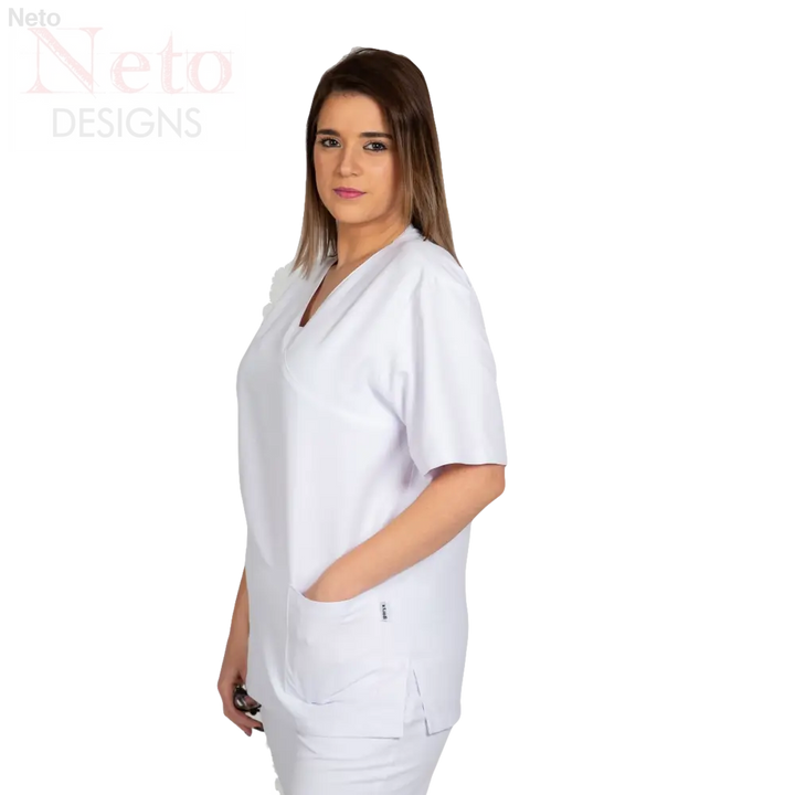 Casacca unisex microfibra: donna in scrub bianco per distinguersi nell’ambiente sanitario