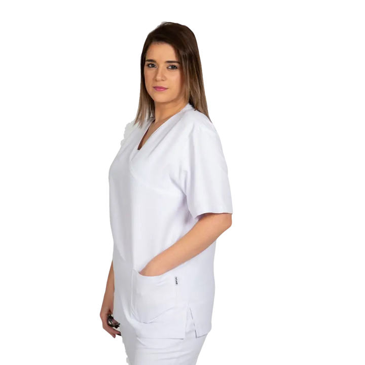 Donna in camice medico bianco a maniche corte e pantaloni.