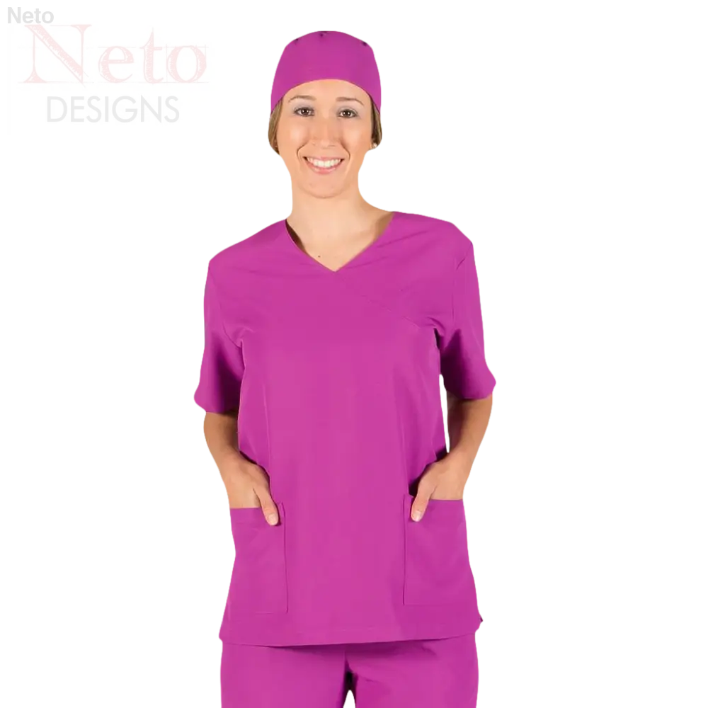 Casacca unisex microfibra: donna sorridente in scrub magenta