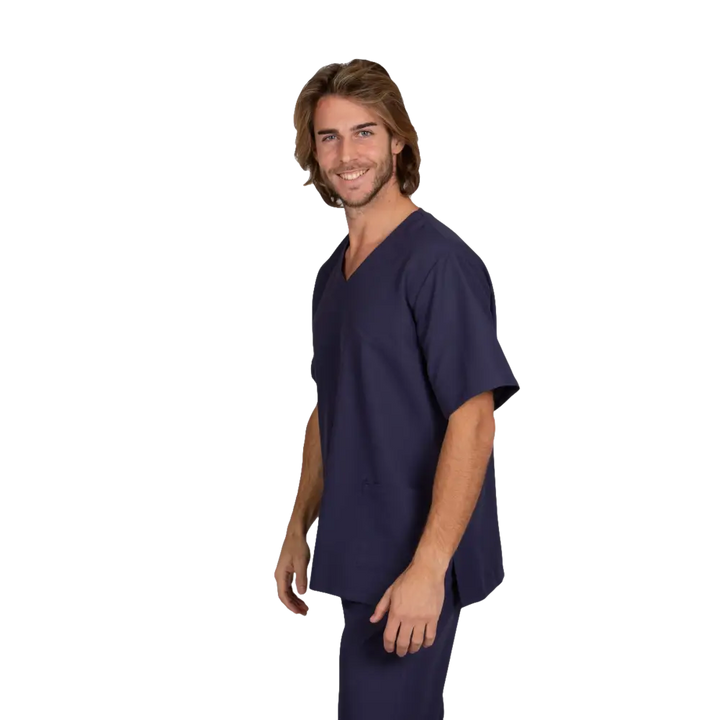 Un modello maschile sfoggia un top medico blu navy con scollo a V e pantaloni abbinati.