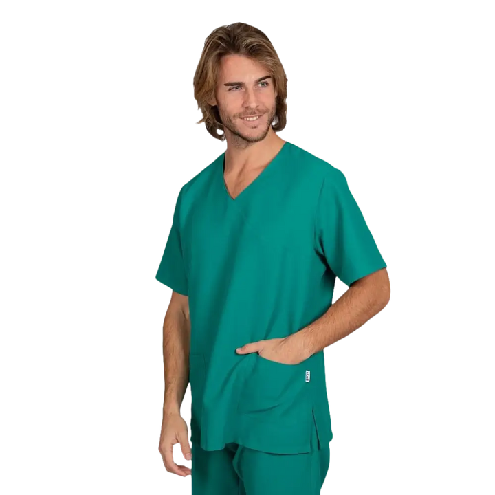 Un modello maschile che indossa un top scrub verde acqua con scollo a V e un’unica tasca frontale e pantaloni abbinati.