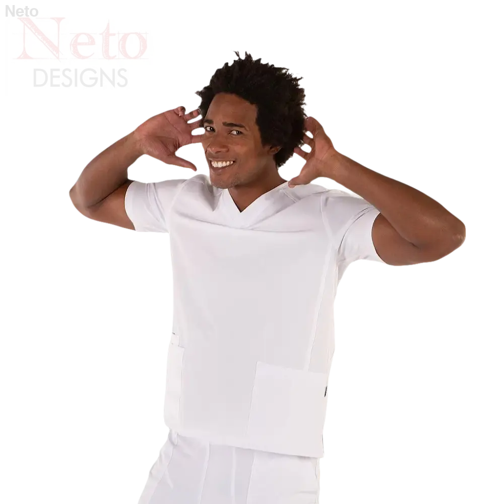 Uomo sorridente in camice bianco con maniche corte, elegante scollo