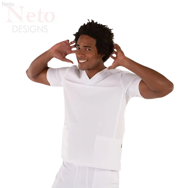 Uomo sorridente in camice bianco con maniche corte, elegante scollo