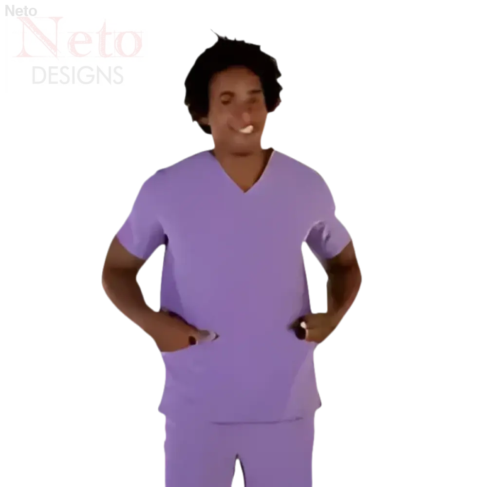 Persona in camice lavanda con maniche corte, capo progettato elegante scollo