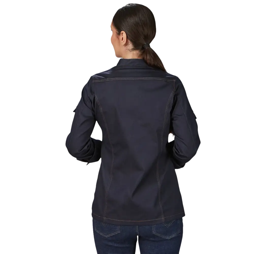 Camicia da donna a maniche lunghe blu scuro con cuciture chiare.
