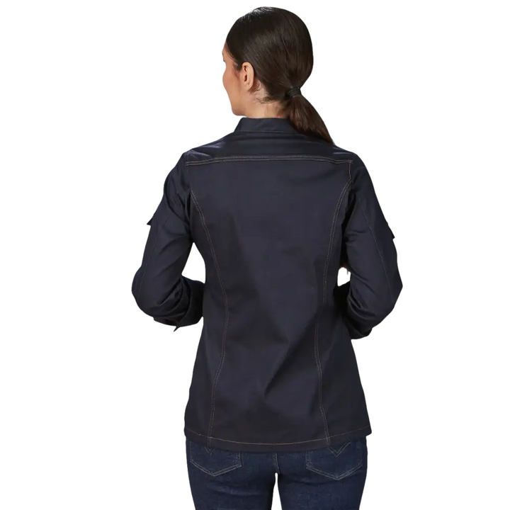 Camicia da donna a maniche lunghe blu scuro con cuciture chiare.