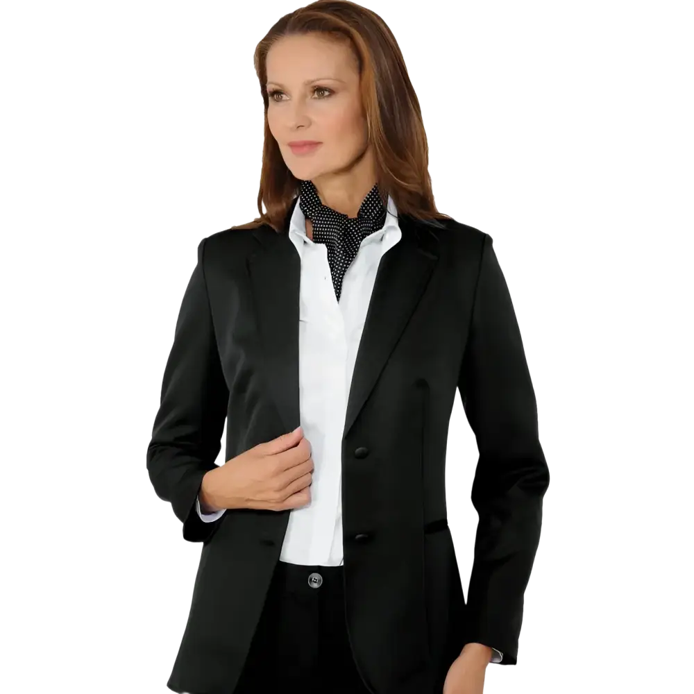 Donna con blazer nero, camicia bianca e cravatta ascot a pois neri.