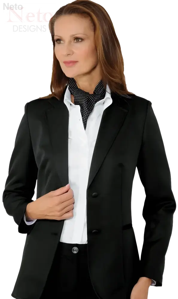 Giacca donna con donna in blazer nero, camicia bianca e papillon a pois neri
