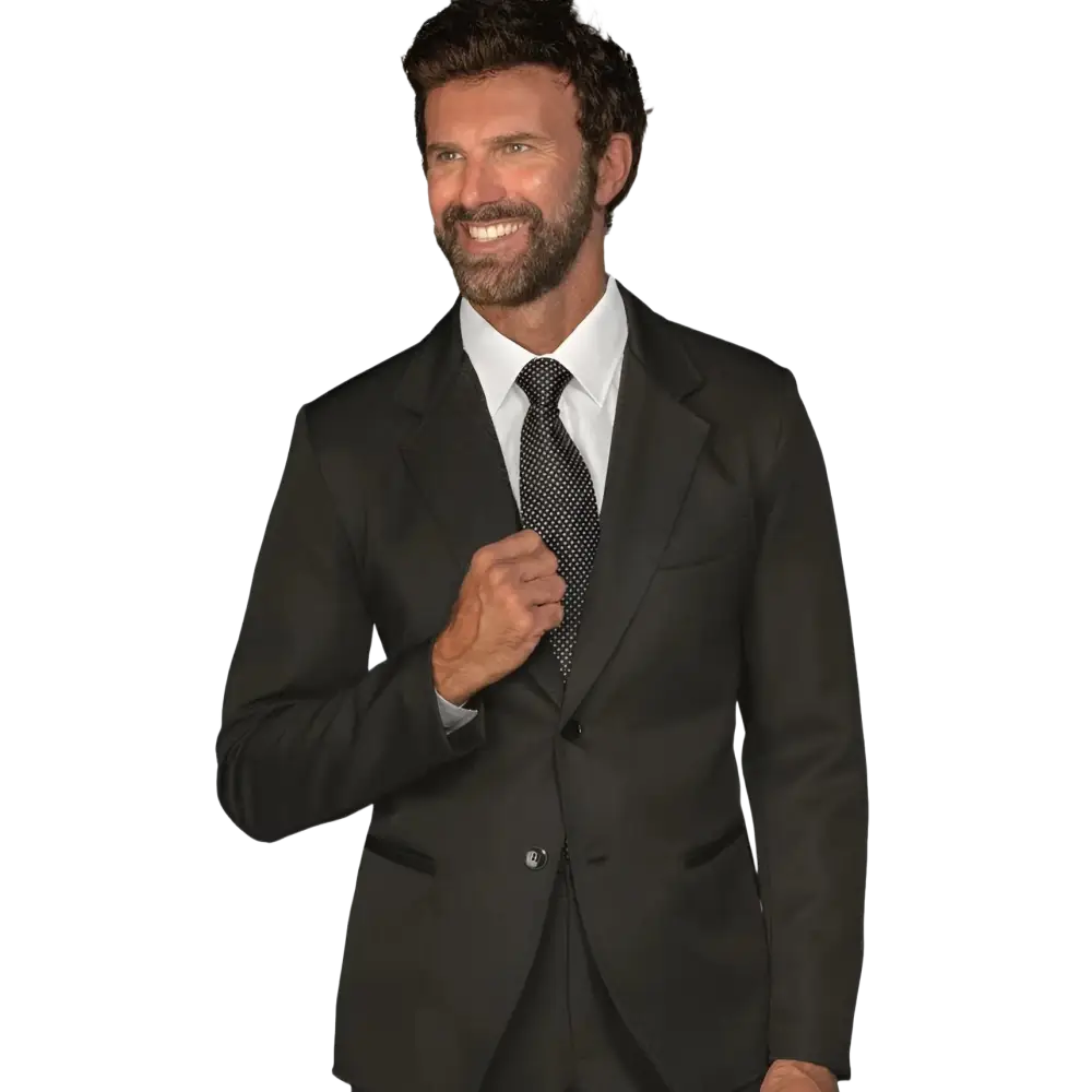 Un uomo sorridente in abito nero con camicia bianca e cravatta a fantasia.