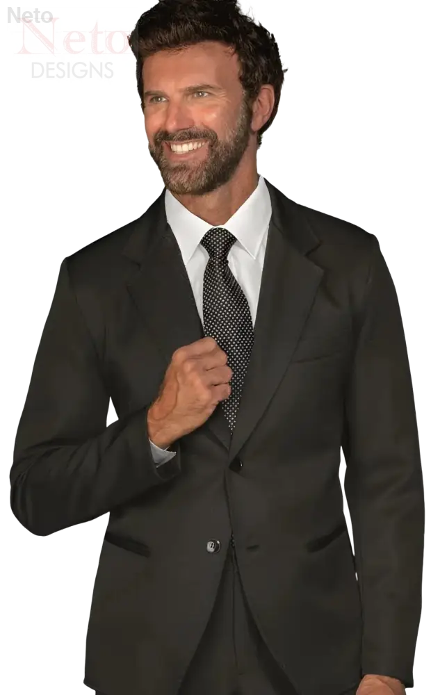 Uomo sorridente in giacca nera con camicia bianca e cravatta a fantasia