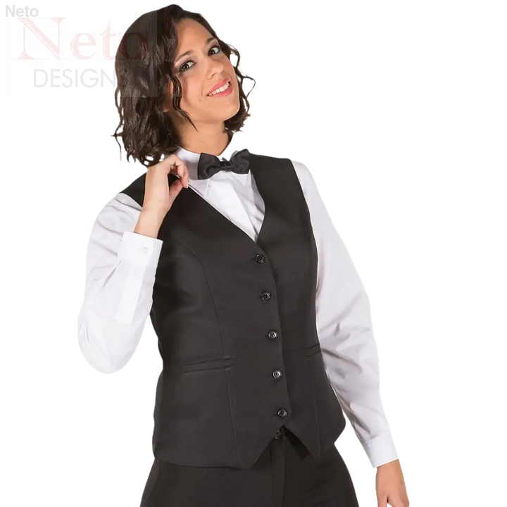 Gilet donna eleganza: donna in gilet nero e papillon adatta