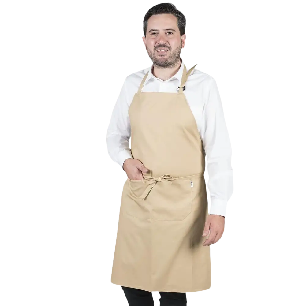 Un uomo indossa un grembiule beige con tasca frontale e chiusura a cravatta.