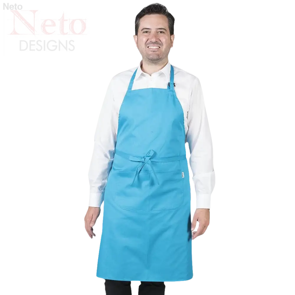Uomo sorridente in grembiule con pettorina e tasca 90x75 cm, capo progettato per distinguersi negli ambienti dell’ospitalità