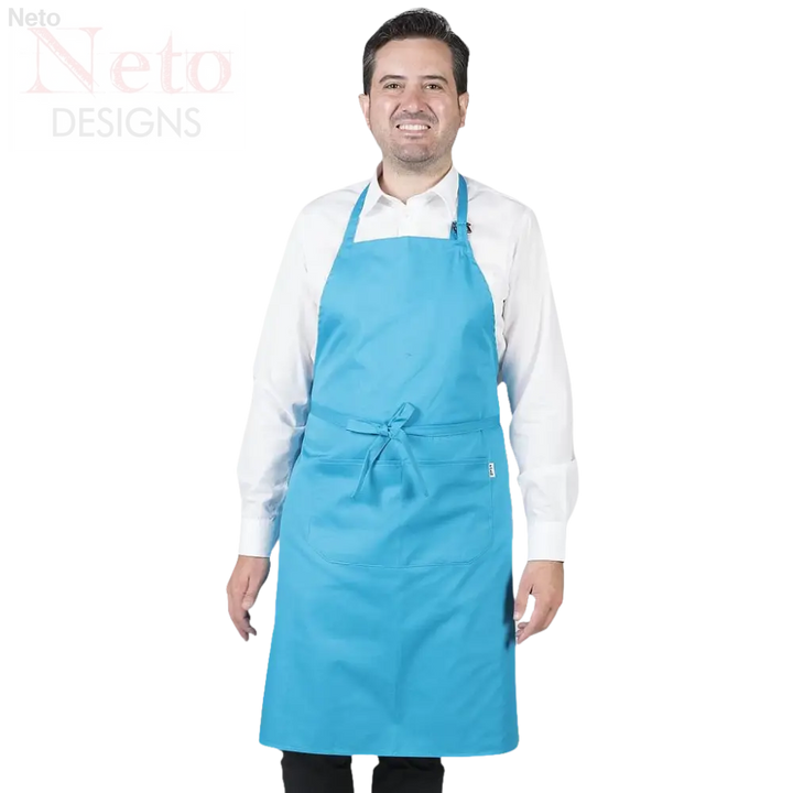 Uomo sorridente in grembiule con pettorina e tasca 90x75 cm, capo progettato per distinguersi negli ambienti dell’ospitalità