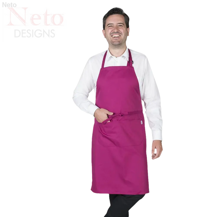Uomo modella grembiule magenta con pettorina, tasca 90x75 cm e lacci regolabili