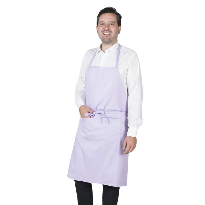 Un grembiule viola chiaro con cravatta anteriore, indossato su una camicia bianca a maniche lunghe e pantaloni neri.