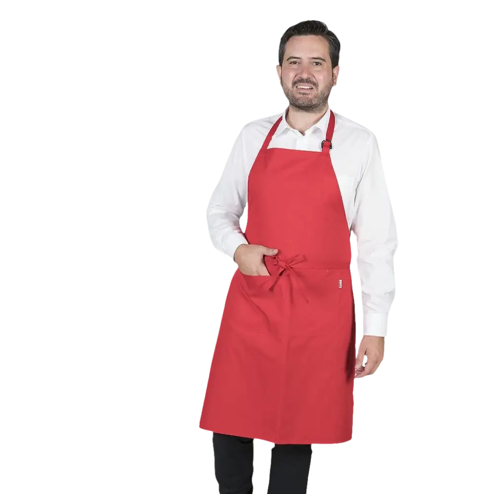 Un uomo in grembiule rosso e camicia bianca