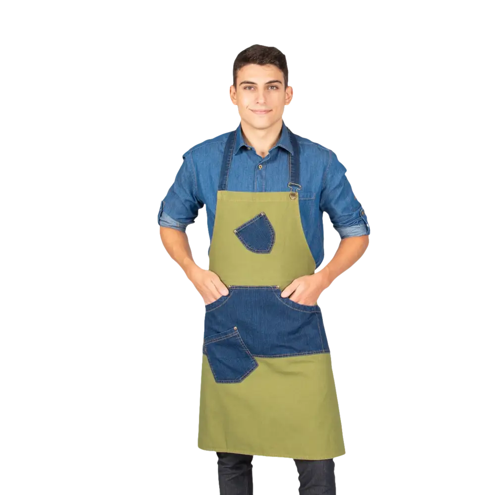Un uomo modella un grembiule bicolore con tasche multiple.