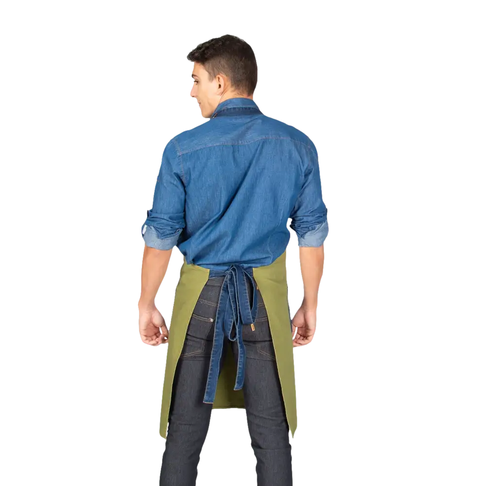 Grembiule verde da uomo con camicia di jeans e pantaloni scuri.