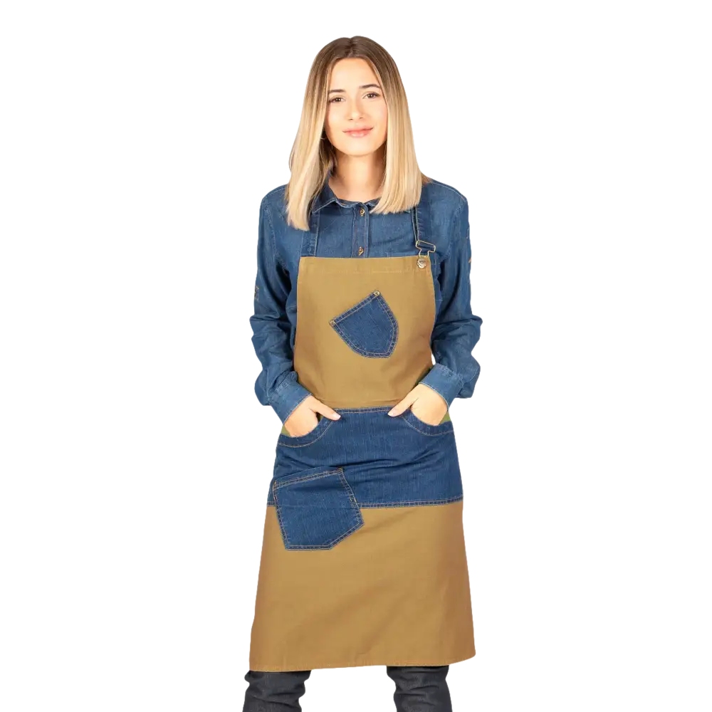 Una donna che indossa una camicia di jeans e un grembiule bicolore con tasche di jeans.