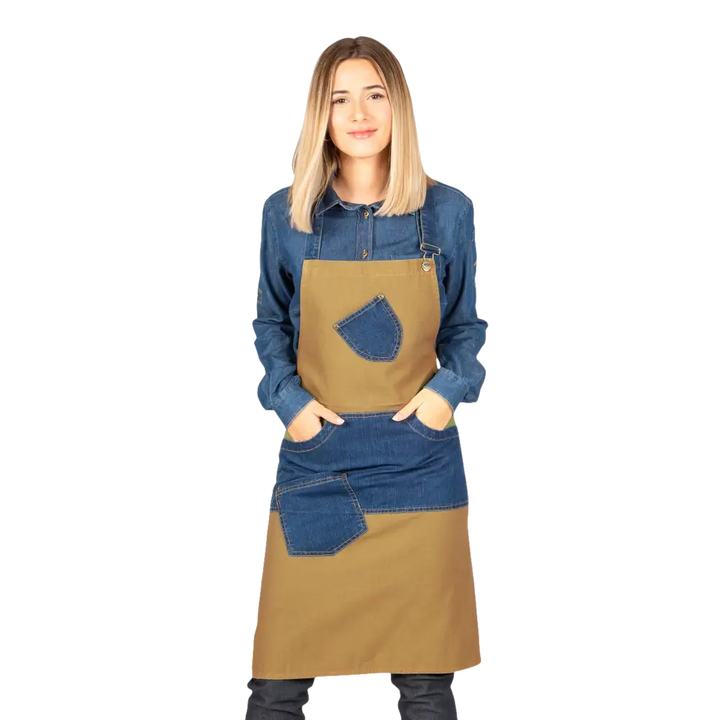 Una donna che indossa una camicia di jeans e un grembiule bicolore con tasche di jeans.