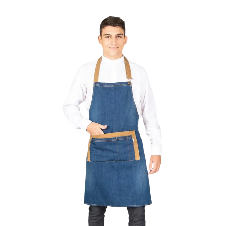 Un giovane uomo che indossa un grembiule di jeans blu con cinghie marroni e una tasca anteriore.