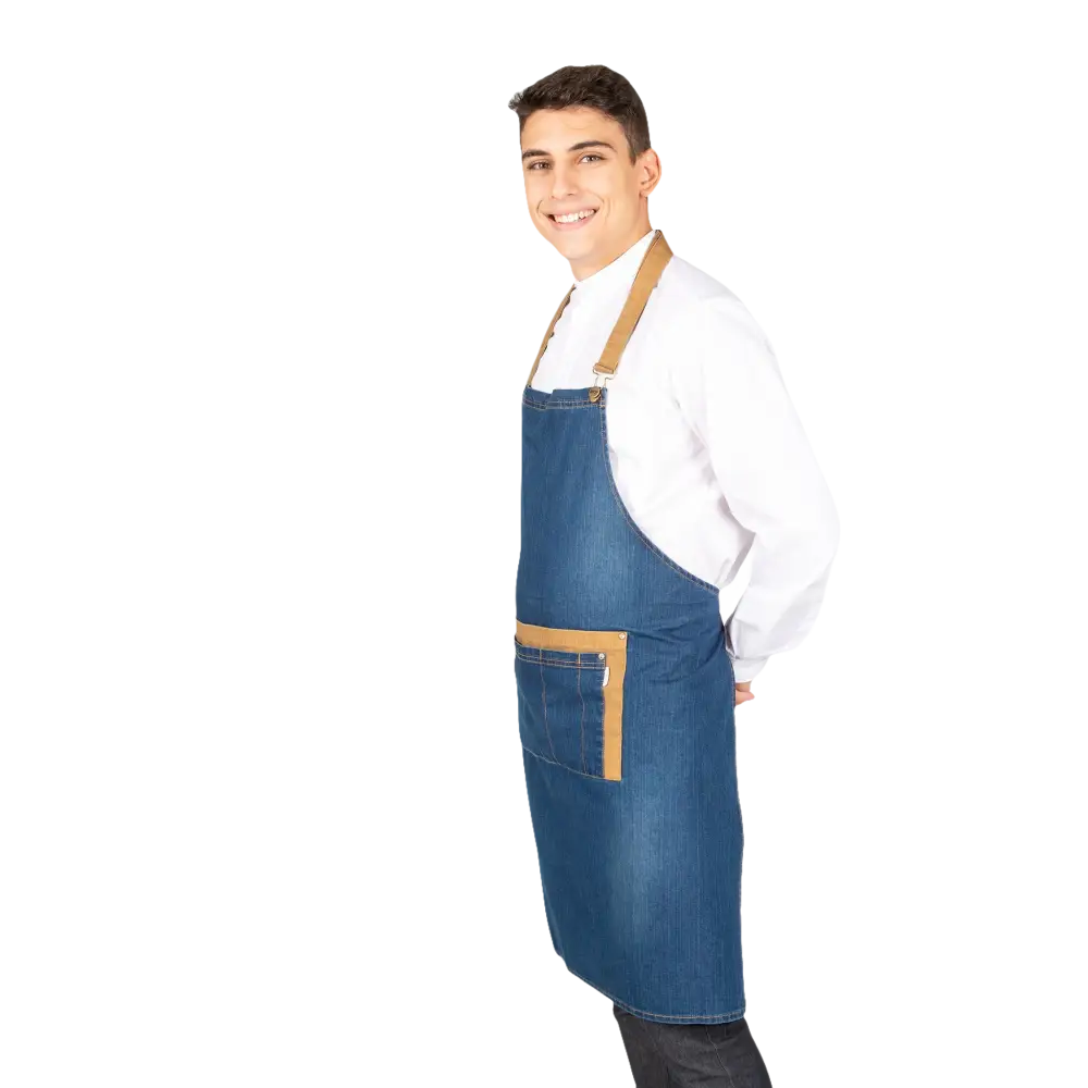 Grembiule in denim con spalline e accenti marrone chiaro, dotato di tasca frontale.