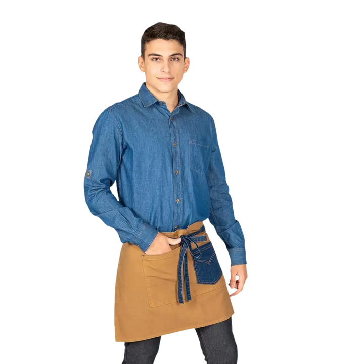 Una camicia a maniche lunghe blu denim con un mezzo grembiule marrone con accenti denim.